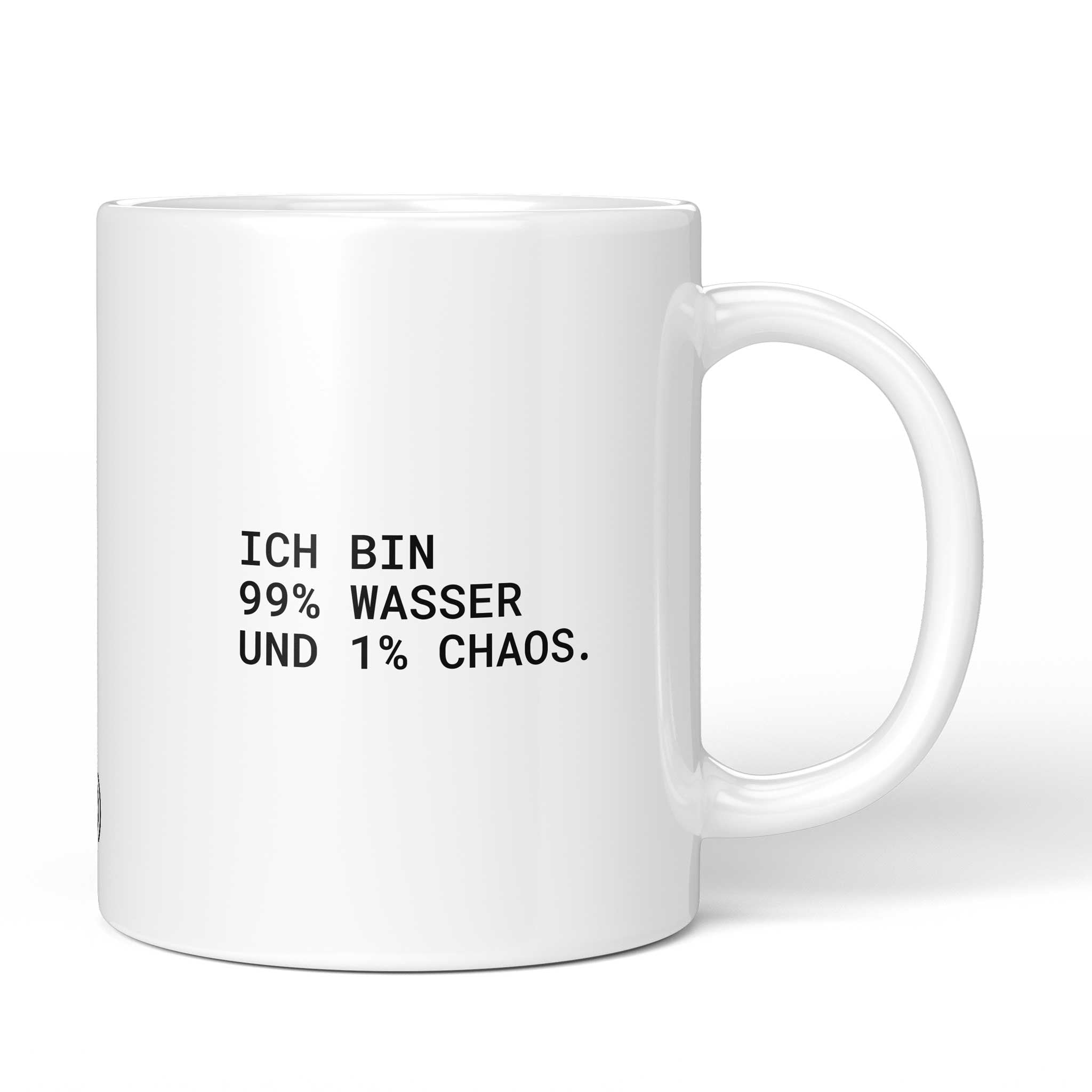 Brüllerware Tasse mit Spruch „Ich bin 99% Wasser und 1% Chaos.“ – weiße Keramiktasse mit schwarzem Statement-Druck und Brüllerware Icon