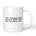 Weiße Keramiktasse mit dem Spruch „Mein Terminkalender hat mehr Macht über mich als mein Chef.“ von Brüllerware