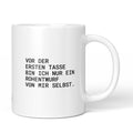 Weiße Keramiktasse mit dem Spruch „Vor der ersten Tasse bin ich nur ein Rohentwurf von mir selbst.“ von Brüllerware