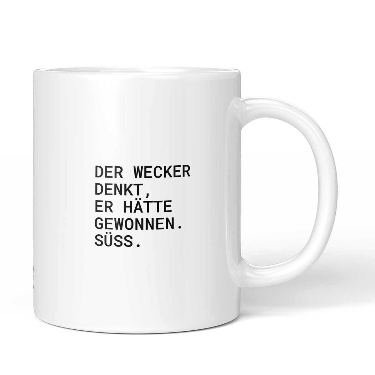 Weiße Keramiktasse mit dem Spruch „Der Wecker denkt, er hätte gewonnen. Süß.“ von Brüllerware