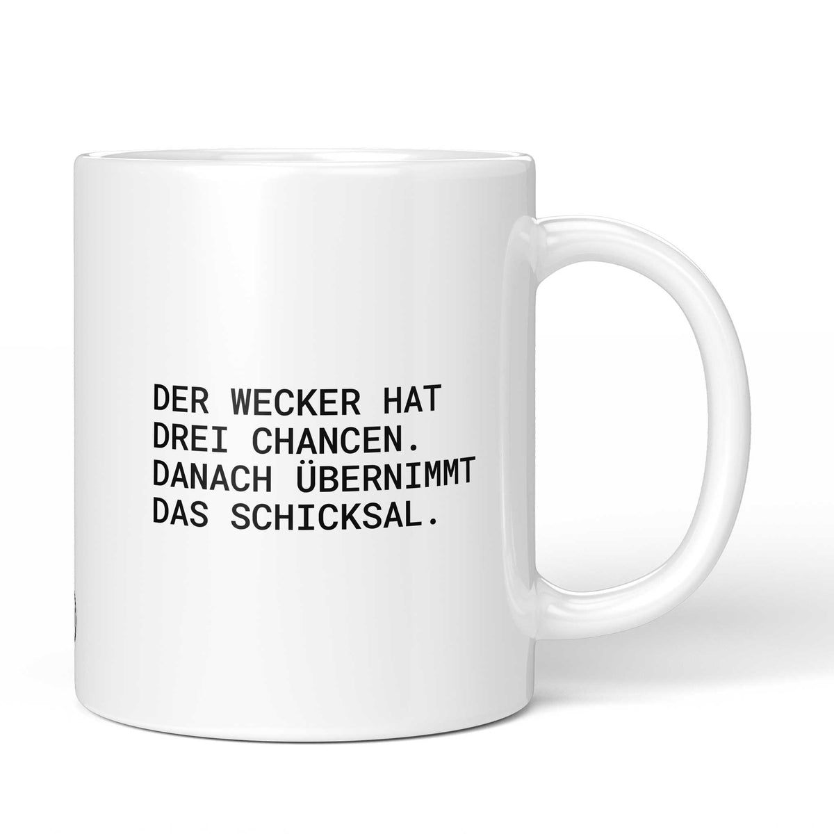 Weiße Keramiktasse mit dem Spruch „Der Wecker hat drei Chancen. Danach übernimmt das Schicksal.“ von Brüllerware