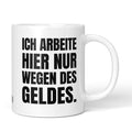 Brüllerware Tasse mit Spruch: "Ich arbeite hier nur wegen des Geldes" - Lustige Kaffeetasse für Büro & Alltag - Schwarz Weiß Design