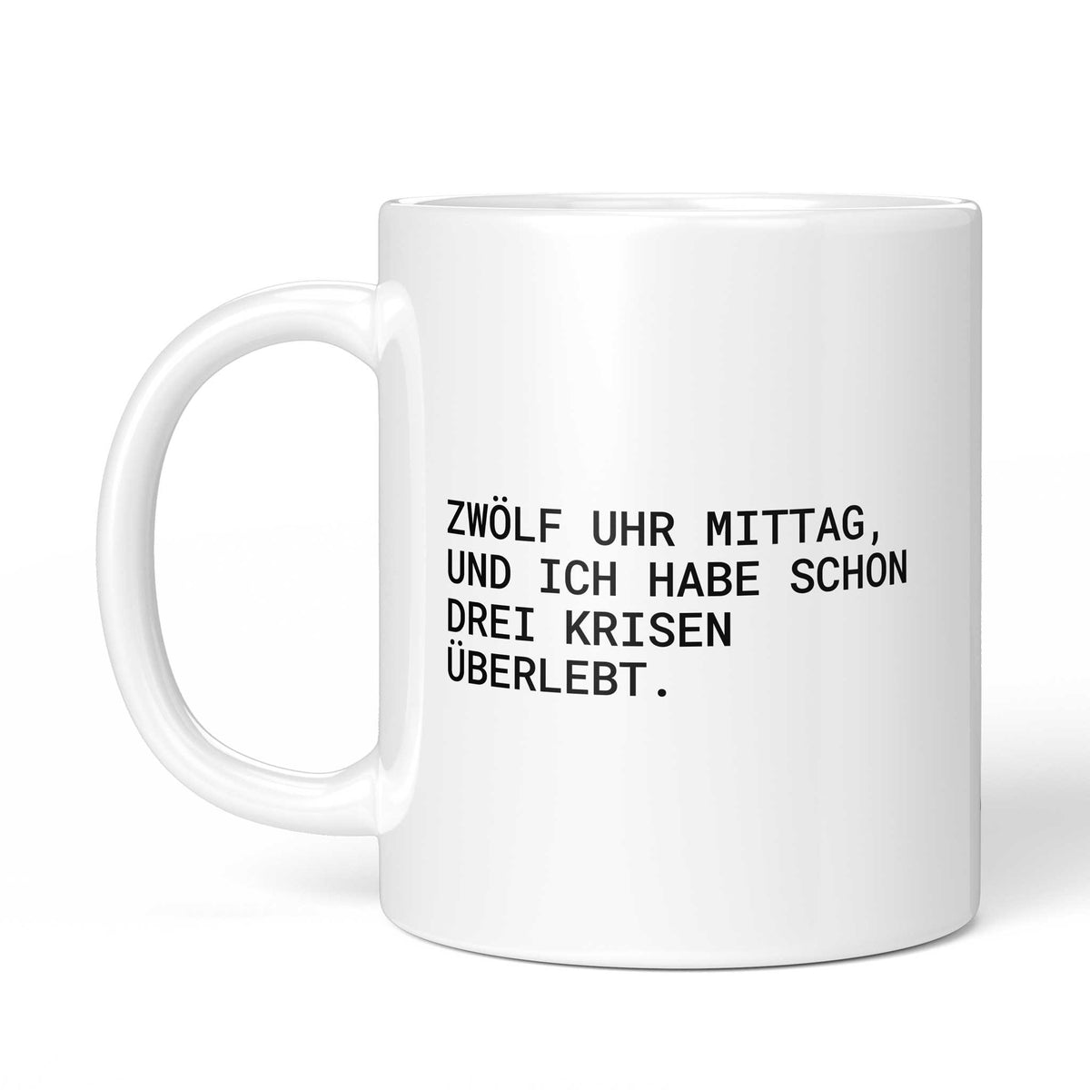 Weiße Tasse „Zwölf Uhr Mittag, und ich habe schon drei Krisen“ mit Henkel links