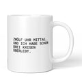Weiße Keramiktasse mit dem Spruch „Zwölf Uhr Mittag, und ich habe schon drei Krisen überlebt.“ von Brüllerware